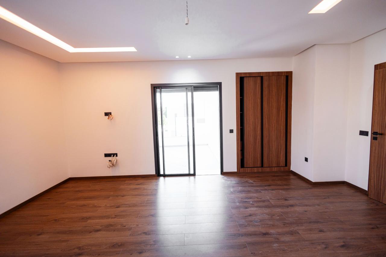 Semi-finished semi-detached villa