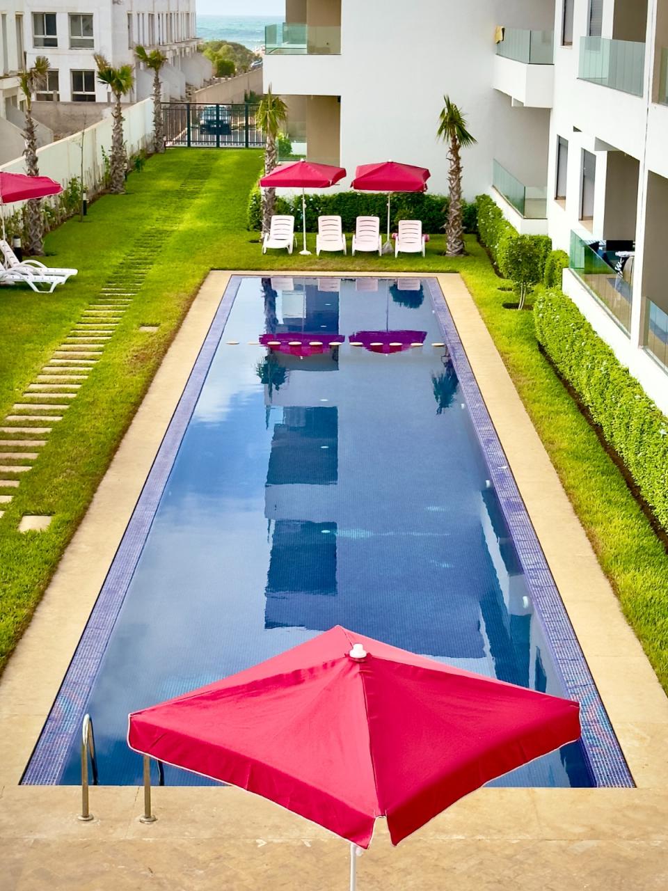 شقة تحتوي على 3 غرف نوم وصالون