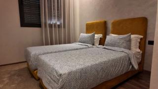 شقة بثلاث غرف نوم